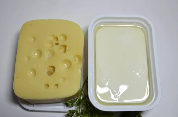 Διαιτητικά Αγαπημένο Φαγητό Λευκό Φόντο Μαλακό Τυρί Φέτα Και Σκληρό — Φωτογραφία Αρχείου