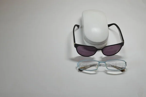 Ottica Sfondo Bianco Una Custodia Occhiali Bianchi Occhiali Sole Occhiali — Foto Stock