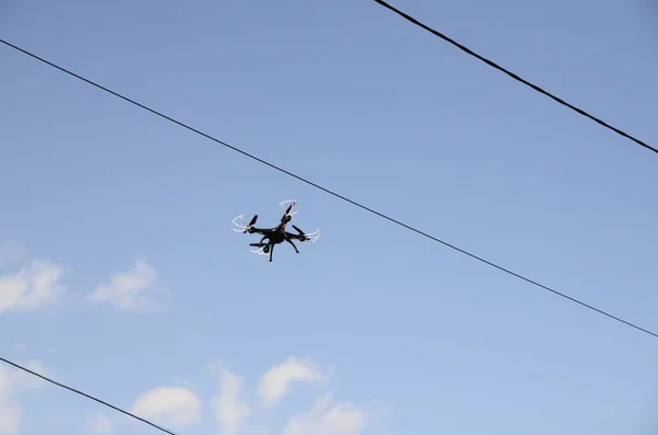 Technologie Gegen Den Blauen Himmel Fliegen Stromkabel Und Eine Schwarze — Stockfoto