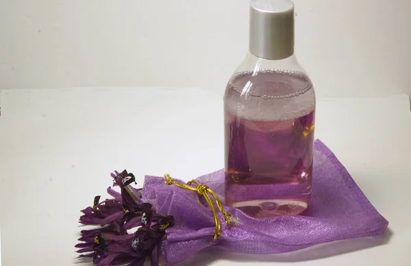 Sobre Fondo Claro Una Botella Con Agua Micelar Flores Frescas —  Fotos de Stock