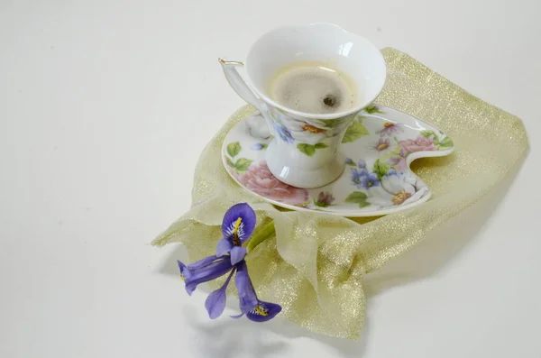 Білому Тлі Жовтий Подарунковий Мішок Чашка Гарячим Напоєм Квітка Синьої — стокове фото