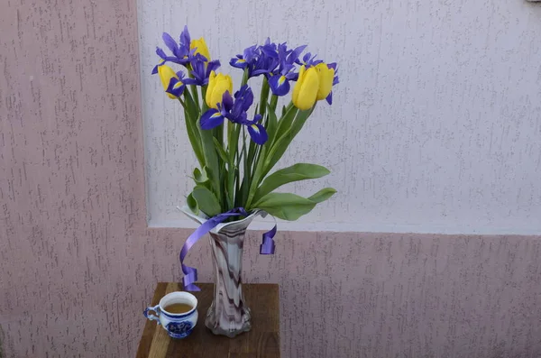 Fényes Háttérrel Egy Csokor Friss Virág Kék Íriszek Sárga Tulipán — Stock Fotó