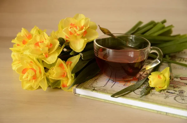 Hay Una Taza Mesa Cuaderno Ramo Hermosos Narcisos Amarillos —  Fotos de Stock