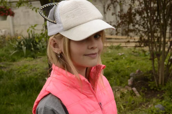 Portrait Une Belle Fille Dans Gilet Rose Casquette Baseball Blanche — Photo