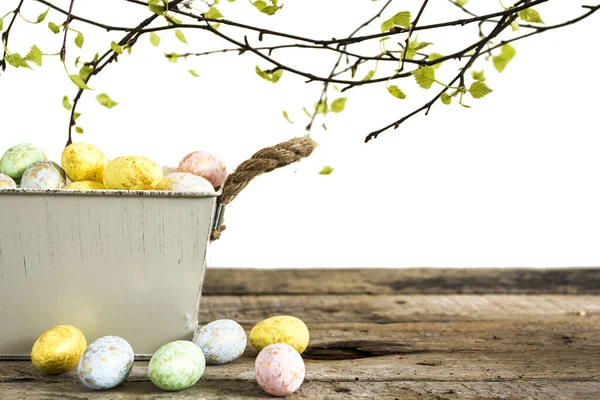 Huevos Pascua Sobre Mesa Madera Maceta Con Ramas Árbol Aisladas — Foto de Stock