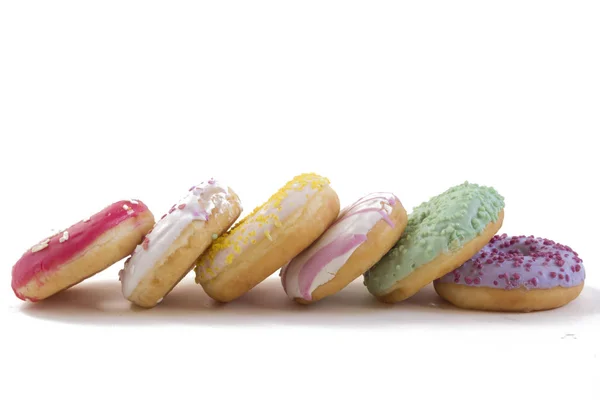 Beyaz arka plan üzerinde renkli donut