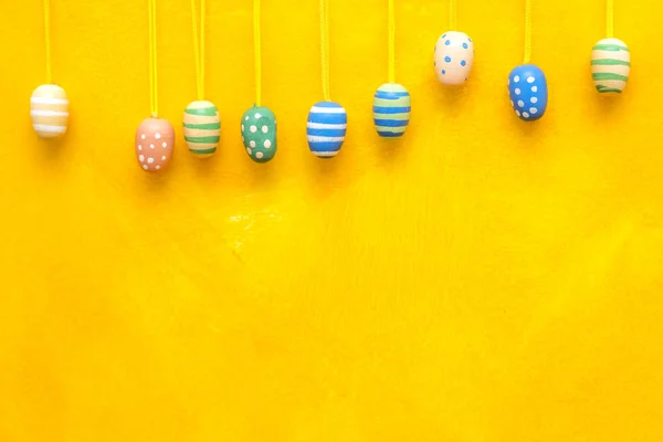 Huevos Pascua Pintados Colgando Sobre Fondo Amarillo Espacio Copia Fondo — Foto de Stock