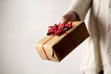 hediye kutusu tutan el
