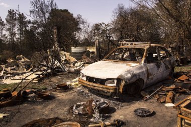 Bina ve araba yangında yok oldu. Bushfire sonrası, Avustralya