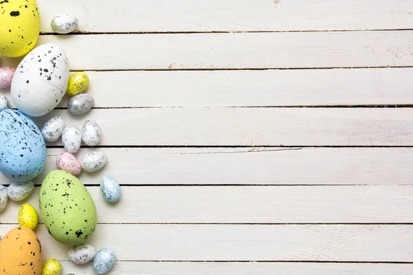 Huevos Pascua Sobre Fondo Madera Blanca — Foto de Stock