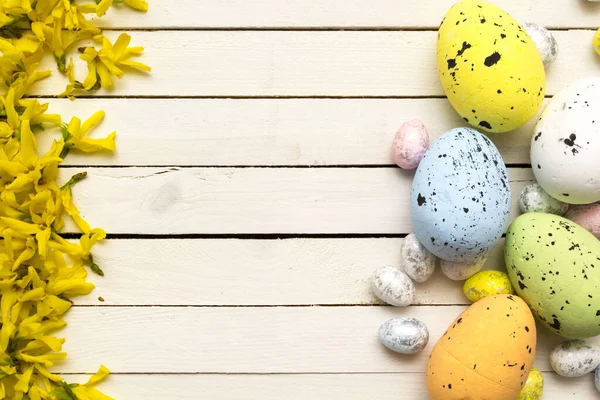Fondo Pascua Huevos Flores Sobre Mesa Madera Blanca — Foto de Stock