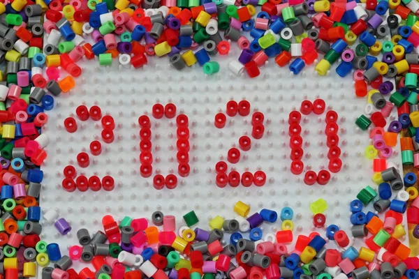 Hama boncukları kullanılarak beyaz arkaplan ile kırmızı numaralarla 2020 yazıldı, Telifsiz Stok Fotoğraflar