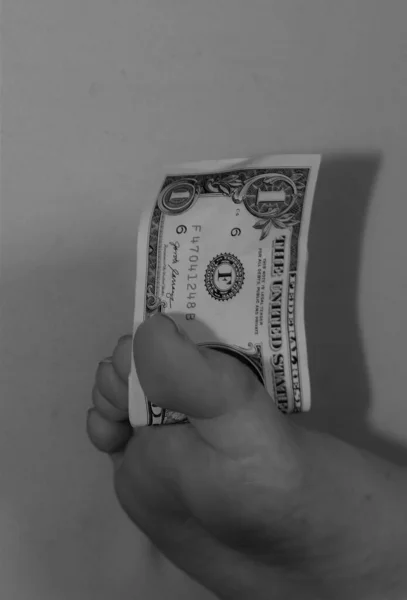 Imagen Blanco Negro Pie Humano Sosteniendo Billete Dólar Entre Dedos —  Fotos de Stock