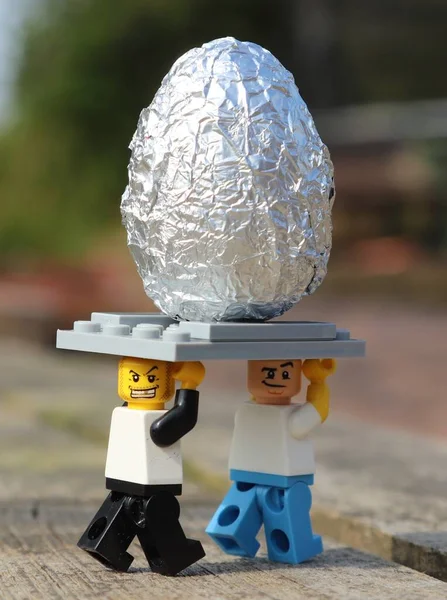 Lego Gümüşten Bir Paskalya Yumurtası Taşıyor - Stok İmaj
