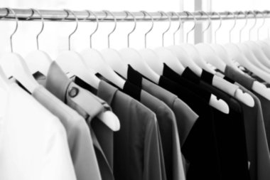 Moda kadın giysi raf üzerinde asılı arka plan bulanıklık