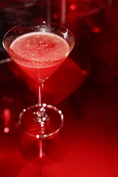 Červená barva koktejl pití na stole — Stock fotografie