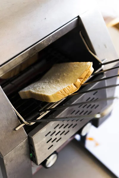 Pan rebanado en Tostadora para el desayuno —  Fotos de Stock