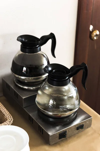 Kahvaltı servisi için kahve ve sıcak su kapları — Stok fotoğraf