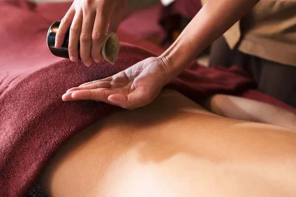 Hand Gieten Van Olie Voor Massage Spa — Stockfoto