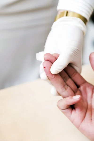 Verpleegkundige Hand Die Patiënt Hand Voor Het Testen Van Bloed — Stockfoto