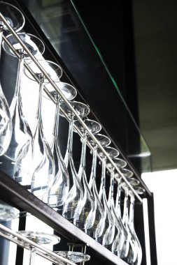 Rafta asılı Coaktail gözlük