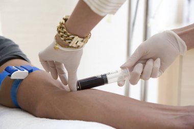 Hemşire el kol kan testi için kan örneği çizimi