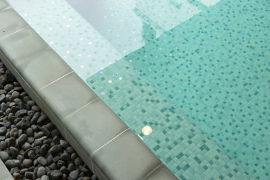 Havuz kenarında oturan güverte su