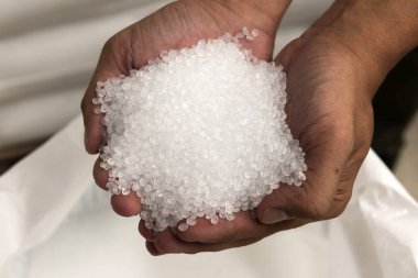 Ham plastik boncuk tutan el