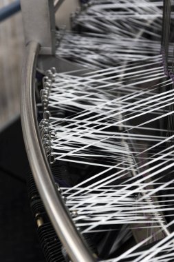 Yatağa plastik fiber dokuma işlemi