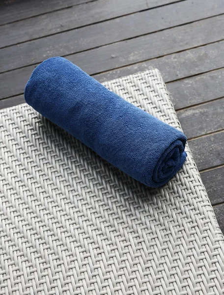 户外床蓝色毛巾 — 图库照片