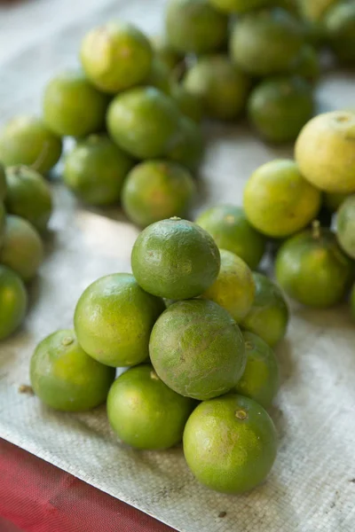 Limão para venda na mesa no mercado fresco — Fotografia de Stock
