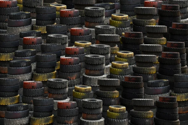 Neumáticos viejos apilados fondo — Foto de Stock