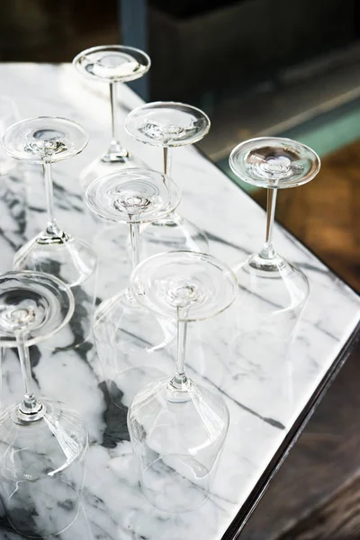 대리석 테이블에 빈 와인 잔 — 스톡 사진