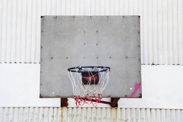篮球篮在墙上 — 图库照片