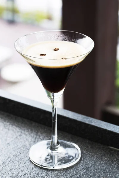 Espresso martini op tafel — Stockfoto