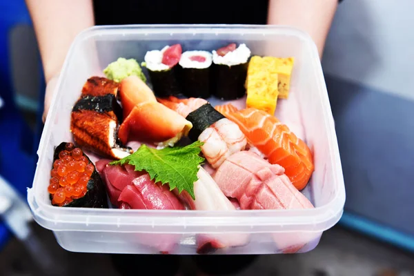 Sushi bento em recipiente de plástico — Fotografia de Stock