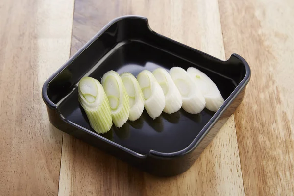 Japoński cebuli pokroić w zasobniku dla shabushabu — Zdjęcie stockowe