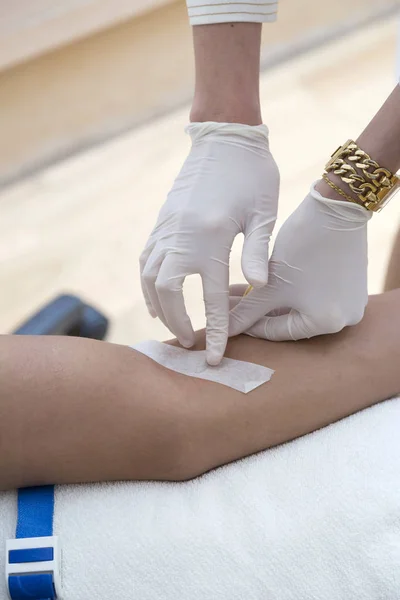 Verpleegkundige hand injecteren geneeskunde aan de arm van de patiënt — Stockfoto