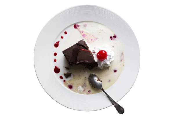 Pastel de chocolate dejado en el plato aislar en el fondo —  Fotos de Stock