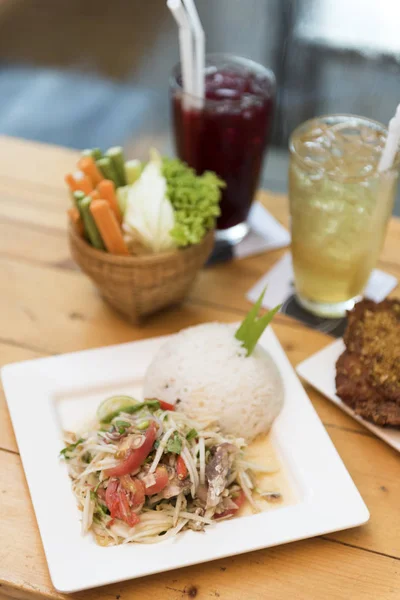 Thai style fish papaya salad with rice on table — Stock Photo, Image