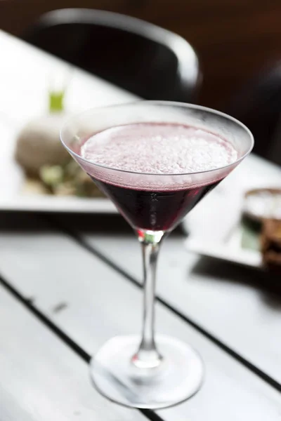 Cocktail serve på bord — Stockfoto