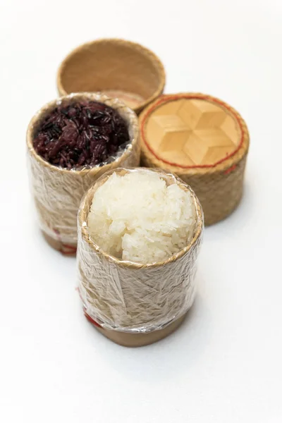 Conjunto de arroz orgânico pegajoso em recipiente de bambu — Fotografia de Stock