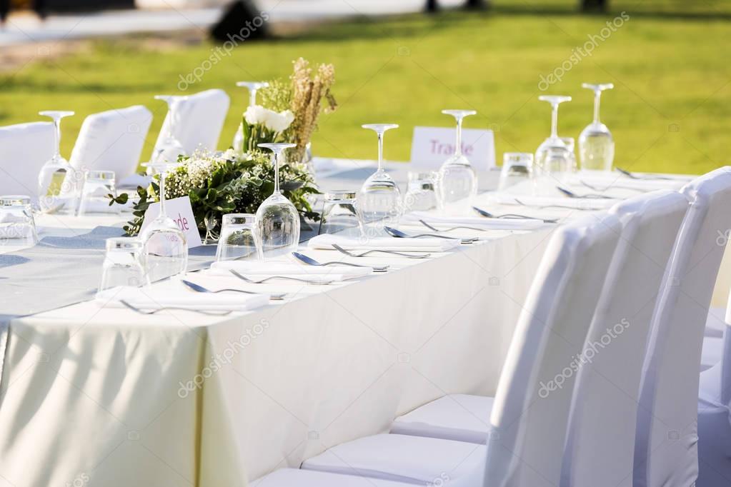 Outdoor dinner table arrangement