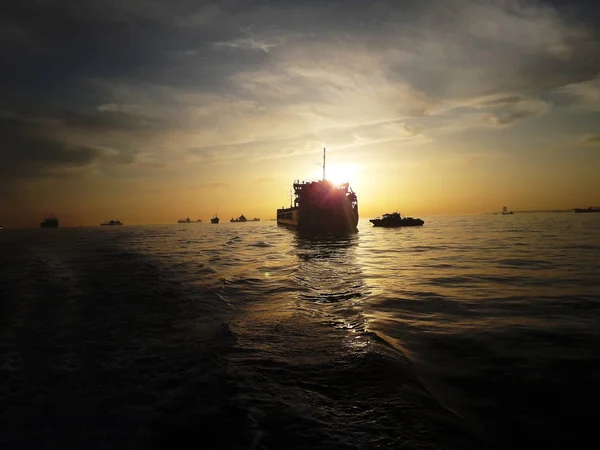Gün batımından önce kargo gemisi görünümü