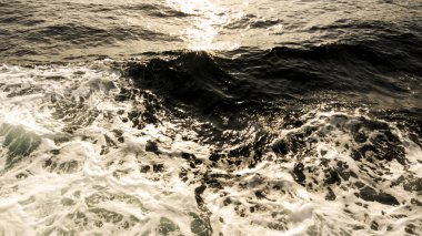 Bir geminin dalgaları ve denizleri.