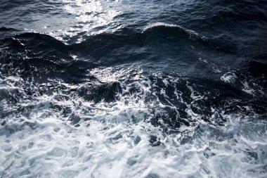 Bir geminin dalgaları ve denizleri.