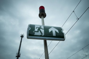 Tren istasyonunda çıkış tabelası