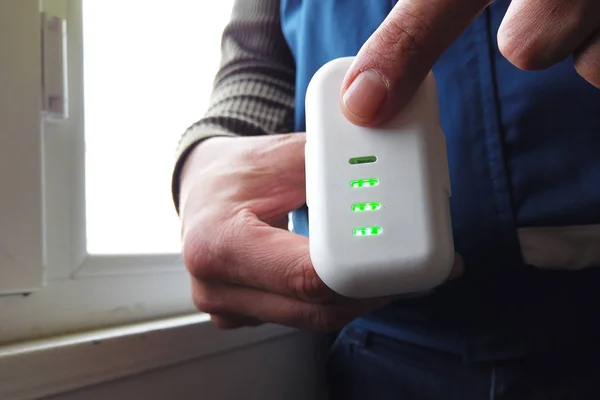 Adam İHA bataryalarını kontrol ediyor