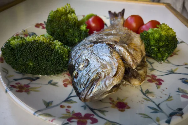 Позолоченная Рыба Лещ Приготовленная Гриле Помидорами Брокколи — стоковое фото