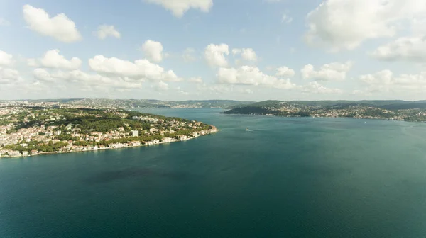 Güneşli ve bulutlu bir günde İstanbul Boğazı 'nın havadan çekilmiş fotoğrafı 